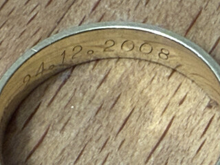 makroaufnahme von der innenseits meines hochzeitsrings. dort steht 24.12.2008