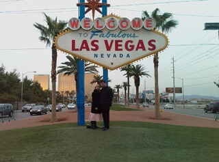 katia und ich vor dem ikonischen welcome to las vegas schild