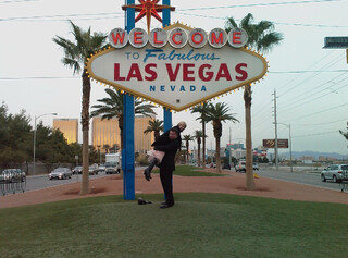 katia und ich vor dem ikonischen welcome to las vegas schild