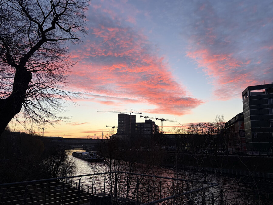 bild vom nordufer auf violett leuchtende wolken im sonnenaufgang