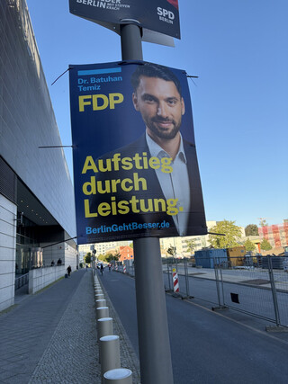 fdp wahlplakta zur abgeordnetenhauswahl in berlin 2026 mit einem bild von batuhan temiz und dem slogan: &bdquo;aufstieg durch leistung&ldquo;