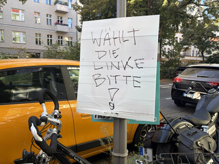 umgedrehtes cdu-wahlplakat mit der handgeschriebenen aufschrift: „wählt die linke bitte“