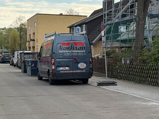 foto eines lieferwagens der dachdeckei karlsson. ich frage mich: warum sie sich nicht &bdquo;karlsson vom dach&ldquo; genannt haben