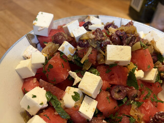 wassermelonnesalat mit groben feta-st&uuml;cken und viel minze. das dressing aus oliven&ouml;l, chili und oliven erkennt man ebenso.