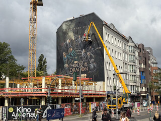 wandbild am s-bahnhof wedding in berlin das werbung f&uuml;r die 3. staffel house of the dragon machen soll, die hauptcharaktere zeigt und handgemalt aussieht