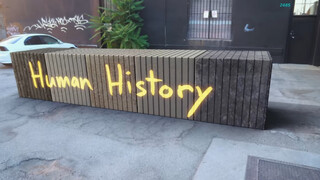 screenshot vom video der corridor crew, auf dem man 5000 jahre menschlicher geschichte  als einen einen 5 meter langen steinblock visualisiert sieht