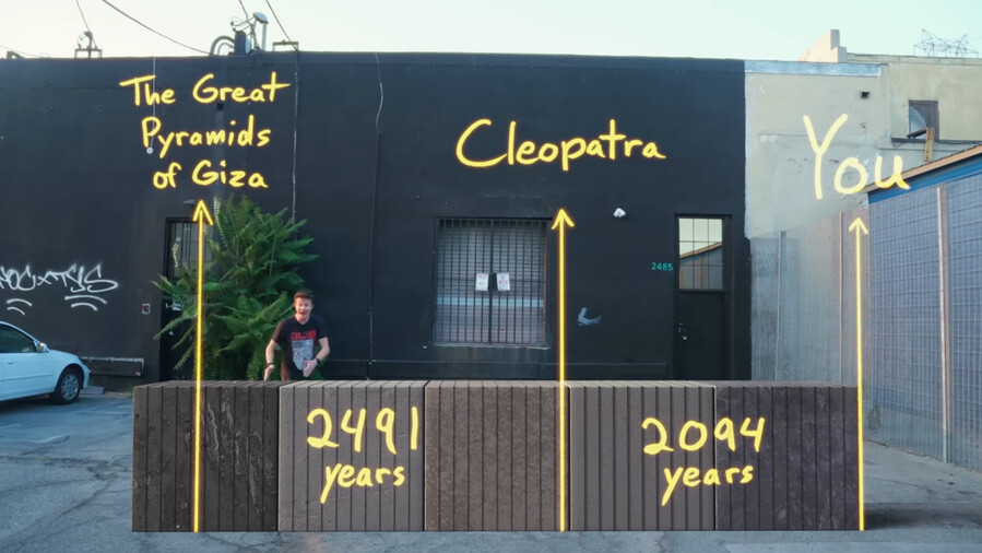 screenshot vom video der corridor crew, auf dem man die zeit zwiscen dem bau der pyramiden, kleopatra und heute im masstab sieht