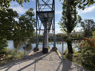 leitungsbrücke über einen kanal.