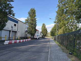 strasse im berliner grossmarktgelände, rechts der kanal, links warenhäuser.