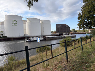 behala gelände von der seestrasse aus. auf dem kanal sieht man ein frachtschiff, das in richtung jungfernheide unterwegs ist.