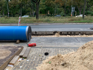 bild von der seestrassen-baustelle. man sieht den fahrbahn-querschnitt und dass uner der seestrasse plflaster liegt.