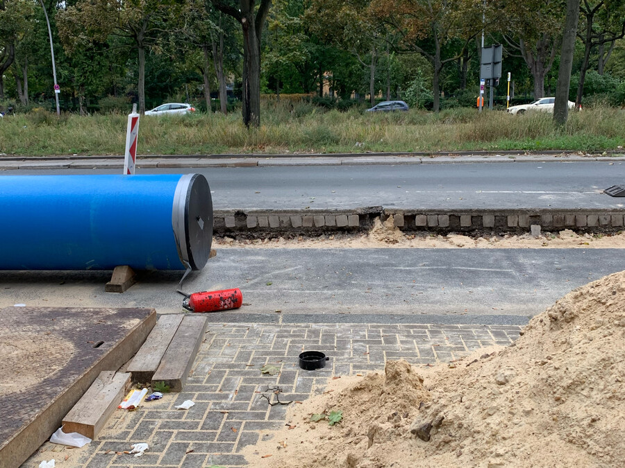 bild von der seestrassen-baustelle. man sieht den fahrbahn-querschnitt und dass uner der seestrasse plflaster liegt.