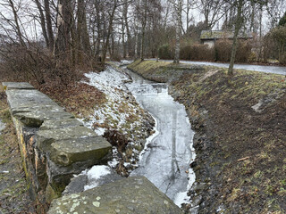 teilweise noch zugefrorener schwarzer graben, kurz vor dem zufluss zum berlin-spandauer-schifffahrtskanal
