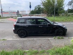 bild von einem beschädigten auto der marke mini am strassenrand. es ist kein zettel mit der aufschrift „zum mitnehmen“ zu sehen