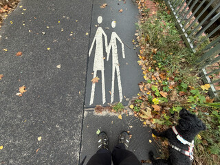 bild von einer fussgänger-strassenbeschriftung mit frida und mir davor