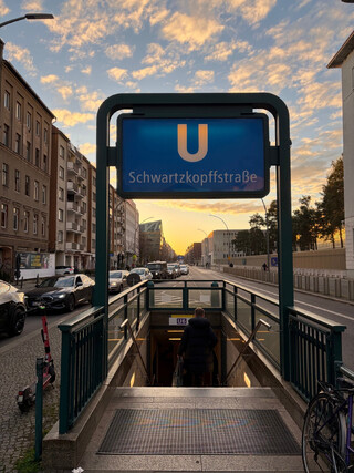 bild vom nordeingang des ubahnhof schwartzkopffstrasse bild vom nordeingang des ubahnhof schwartzkopffstrasse
