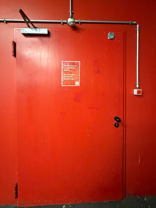 geschlossener zugang zum aufzug bei kaufland an der m&uuml;llerstrasse, auf der t&uuml;r klebt seit 6 wochen ein schild, dass bereits ein techniker &bdquo;beauftragt&ldquo; sei.