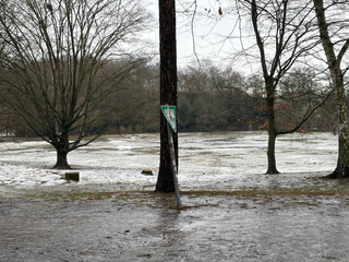 foTo vom goethepark, der schnee und das eis sind zu 70% geschmolzen, man sieht grosse pf&uuml;tzen und das verbliebene eis gl&auml;nzt