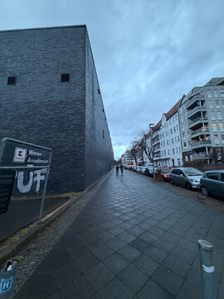foto vo, kaufland an der müllerstrasse in berlin wedding von der lieferantenseite. da der himmel grau und trübe ist, sieht der kaufland-kasten noch deprimierender aus als sonst.
