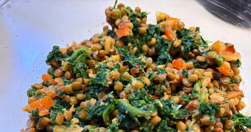 spinat salat mit erdnussbutter-dressing und linsen