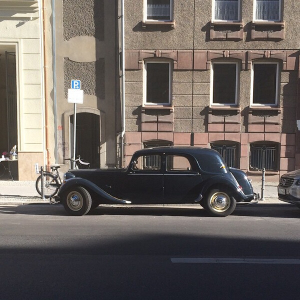 oh je, die ente hats aber kr&auml;f&shy;tig ver&shy;zo&shy;gen. #2cv #kar&shy;ren #au&shy;tos #old&shy;ti&shy;mer #auf&shy;dem&shy;weg&shy;von&shy;ner&shy;ar&shy;beit