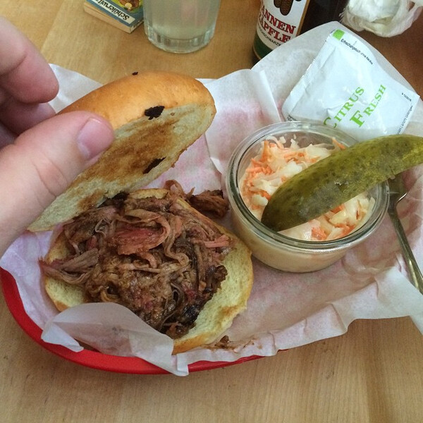 pul&shy;led pork und sweet po&shy;ta&shy;toes: sehr gut. der co&shy;les&shy;law: &uuml;ber&shy;ra&shy;gend.