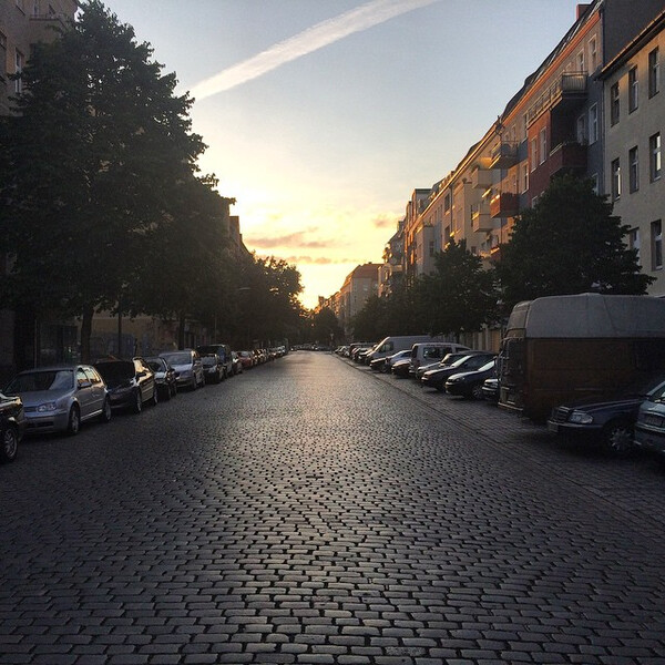 l&uuml;&shy;de&shy;ritz&shy;stras&shy;se mit ju&shy;ni&shy;him&shy;mel