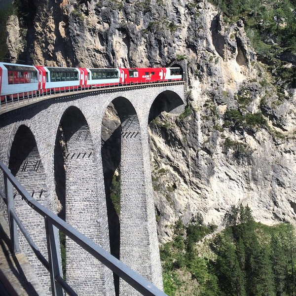berg frisst zug. #schweiz #rh&auml;&shy;ti&shy;sche&shy;bahn (hier der wi&shy;ki&shy;pe&shy;dia-ein&shy;trag zum &bdquo;land&shy;was&shy;ser&shy;via&shy;dukt&ldquo;)