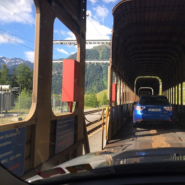 jetzt mit der bahn un&shy;ter den fl&uuml;ela-pass #rh&auml;&shy;ti&shy;sche&shy;bahn #schweiz