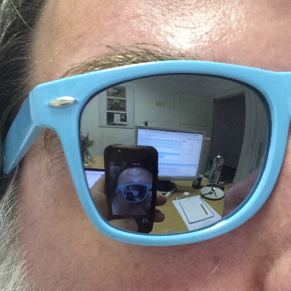 re&shy;kur&shy;si&shy;ver son&shy;nen&shy;bril&shy;len-b&uuml;ro-sel&shy;fie