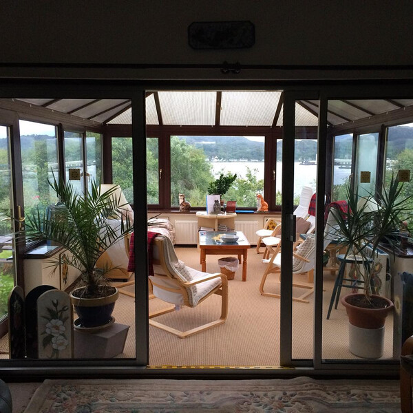 das wohn&shy;zim&shy;mer un&shy;se&shy;res bed and break&shy;fast in loch&shy;in&shy;ver.