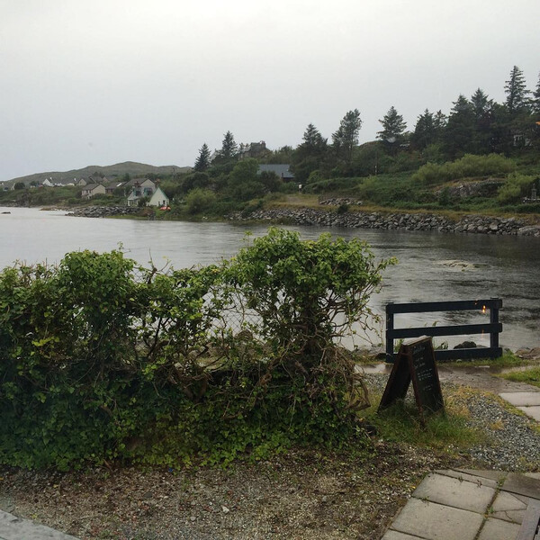 blick auf das loch&shy;in&shy;ver und den bier&shy;gar&shy;ten des ca&shy;ber&shy;feidh.