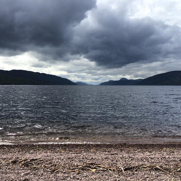 loch ness. un&shy;ser wirt hat das mons&shy;ter zwei&shy;mal ge&shy;se&shy;hen. es habe gros&shy;se z&auml;h&shy;ne und k&ouml;n&shy;ne auch flie&shy;gen. er schien &hellip;