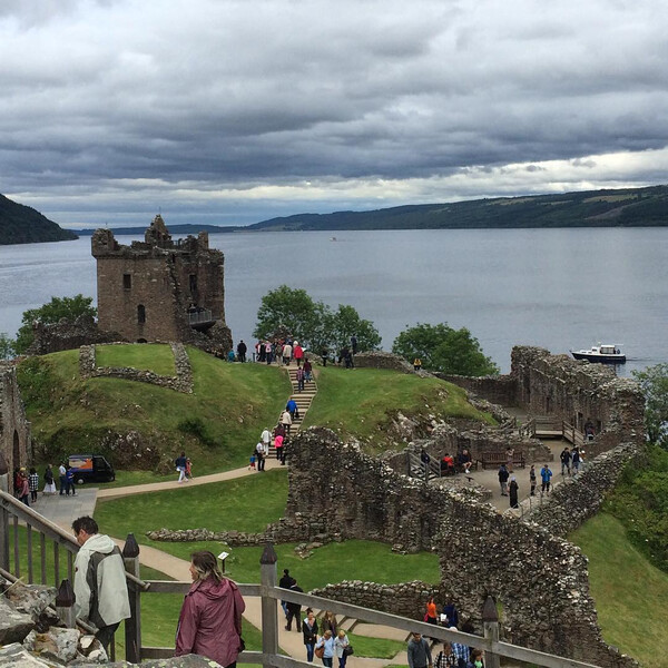 die &bdquo;an&shy;de&shy;ren&ldquo;. zu&shy;vie&shy;le. #ur&shy;quardt&shy;cast&shy;le #loch&shy;ness #schott&shy;land
