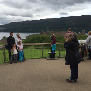 Photo by felix schwenzel in Urquhart Castle with @katia__kelm. Keine Fotobeschreibung verfügbar..
