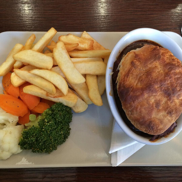 gu&shy;lasch es&shy;sen die schot&shy;ten zwi&shy;schen zwei bl&auml;t&shy;ter&shy;teig&shy;schei&shy;ben und nen&shy;nen es steak pie.