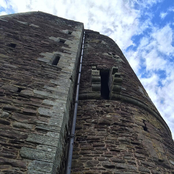 das pri&shy;va&shy;te scheiss&shy;haus des 1st duke of al&shy;ba&shy;ny im doune cast&shy;le. mit der au&shy;dio&shy;tour, ge&shy;spro&shy;chen von ter&shy;ry &hellip;