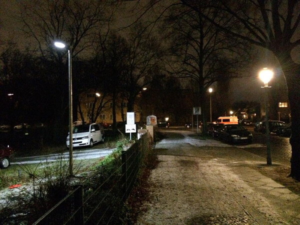 rechts gas, links LED (ges&shy;tern abend auf dem weg nach&shy;hau&shy;se)