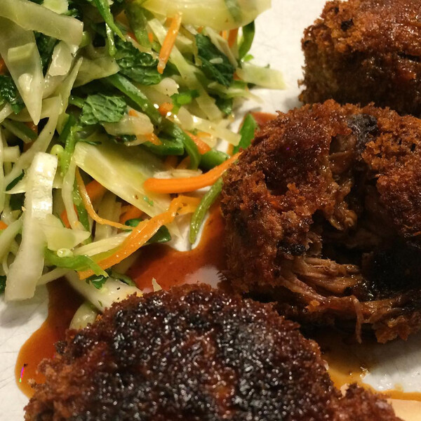 pul&shy;led beef bu&shy;let&shy;ten (qua&shy;si) mit kraut&shy;sa&shy;lat nach #ot&shy;to&shy;lenghi