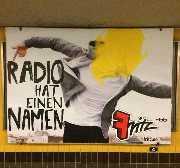 das pla&shy;kat ist ja re&shy;la&shy;tiv mi&shy;ni&shy;ma&shy;lis&shy;tisch, aber ich z&auml;hl trotz&shy;dem 4, bzw. 5 ver&shy;schie&shy;de&shy;ne schrift&shy;ar&shy;ten.