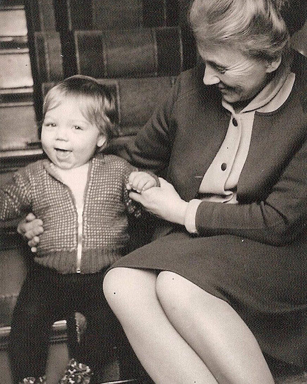 ix 1970 mit mei&shy;ner oma. die bei&shy;fah&shy;re&shy;rin meint, ich h&auml;t&shy;te mich gar nicht ver&shy;&auml;n&shy;dert.