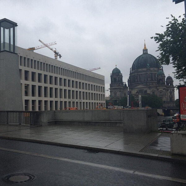 sans se&shy;rif fas&shy;sa&shy;de. #auf&shy;dem&shy;weg&shy;zurar&shy;beit