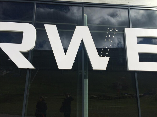 das W von RWE hat mich eben beim war&shy;ten auf den lift fast er&shy;schla&shy;gen. ei&shy;gent&shy;lich hat&shy;te ich bei dem wind eher &hellip;