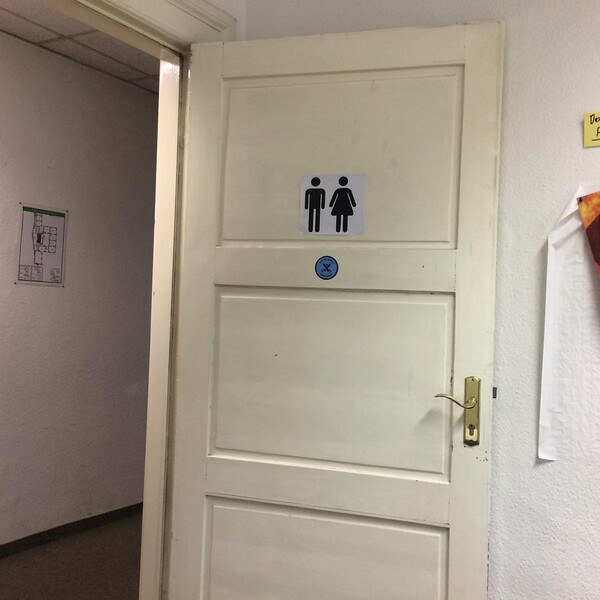 Der net&shy;te kol&shy;le&shy;ge von ne&shy;ben&shy;an hat uns ein sch&ouml;&shy;nes, neu&shy;es schild an die t&uuml;r ge&shy;klebt.