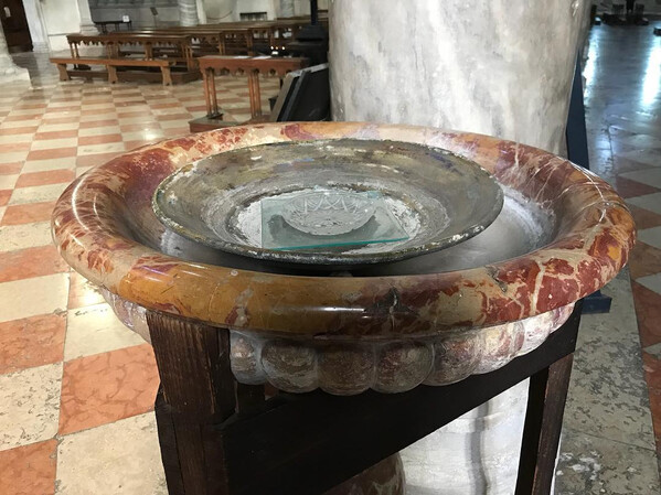 weih&shy;was&shy;ser&shy;scha&shy;le auf ei&shy;ner glas&shy;plat&shy;te auf ei&shy;ner weih&shy;was&shy;ser&shy;scha&shy;le in ei&shy;ner weih&shy;was&shy;ser&shy;scha&shy;le.