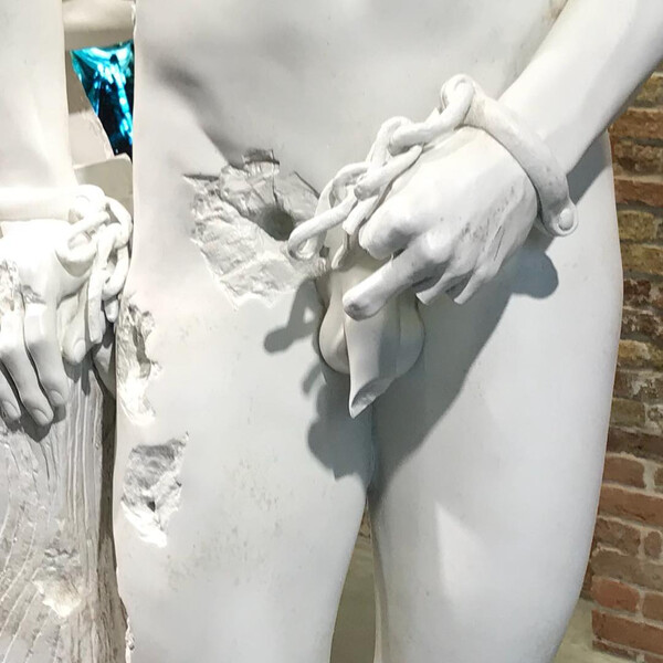 die&shy;ser fin&shy;ger fasst die da&shy;mi&shy;en-hirst-aus&shy;stel&shy;lung in ve&shy;ne&shy;dig ganz gut zu&shy;sam&shy;men.