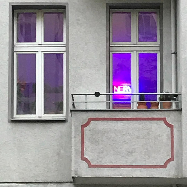un&shy;ser bal&shy;kon von der stra&shy;&szlig;e aus.