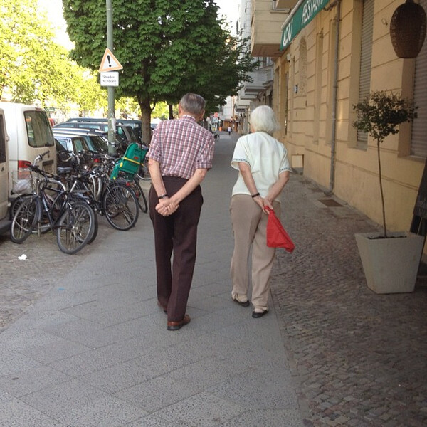 schr&auml;&shy;ge leu&shy;te hier in ber&shy;lin