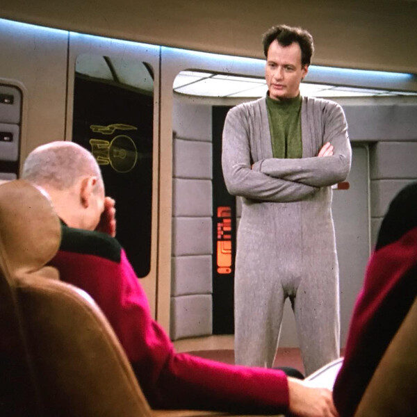 die an&shy;de&shy;re sei&shy;te von pi&shy;cards face&shy;palm. (tng s03e13 deja q)