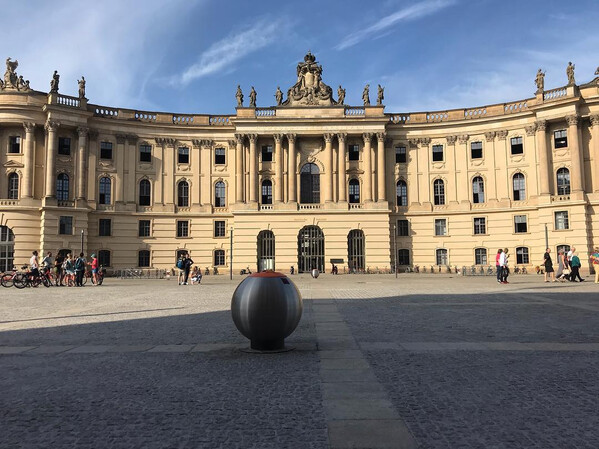 an der uni hat&shy;ten wir eine vor&shy;le&shy;sung, in der ar&shy;chi&shy;tek&shy;ten ihre bau&shy;ten vor&shy;stell&shy;ten und mit un&shy;z&auml;h&shy;li&shy;gen dias &hellip;